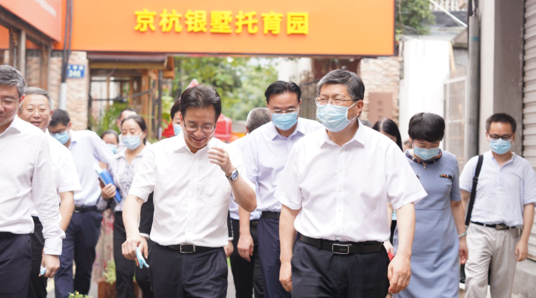 副省長成岳沖蒞臨京杭銀墅托育園指導(dǎo)，強(qiáng)調(diào)要科學(xué)化、規(guī)范化、智慧化辦園，爭當(dāng)全國示范